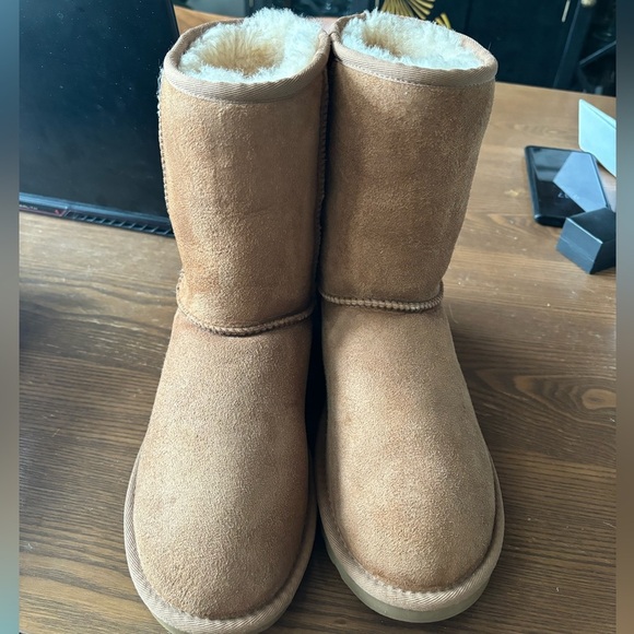 Uggs Classic Short in Chestnut, WMS 10 - Picture 2 of 6